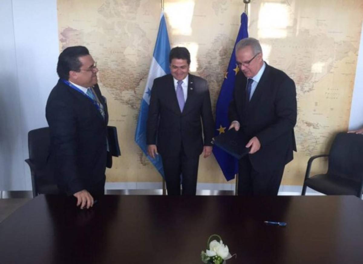 Presidente de Honduras firma acuerdo con la UE