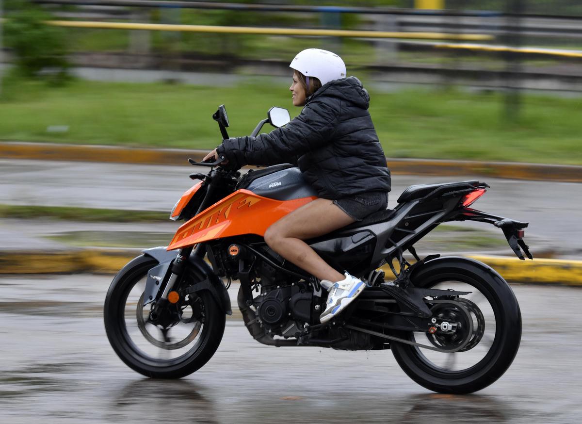 Prudencia al volante: las mujeres marcan la diferencia en el manejo de motocicletas