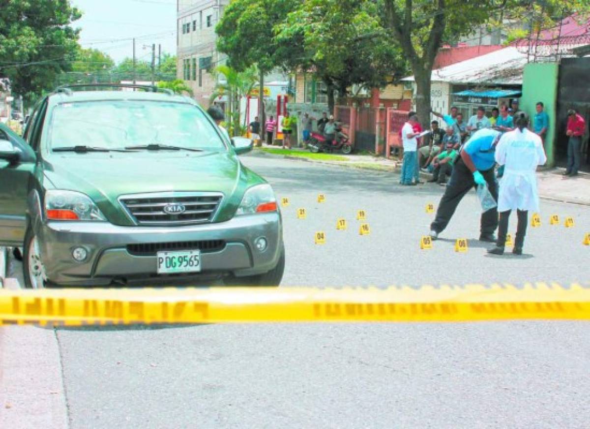 Múltiples casquillos de bala quedaron en la escena del crimen así como el cadáver de Agustín Reyes García, motorista y guardespaldas del difunto empresario.