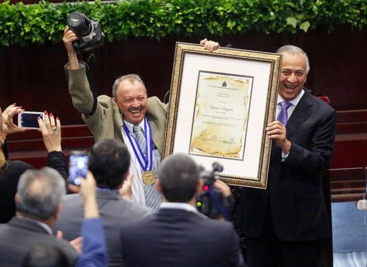 Congreso Nacional condecora a periodistas hondureños