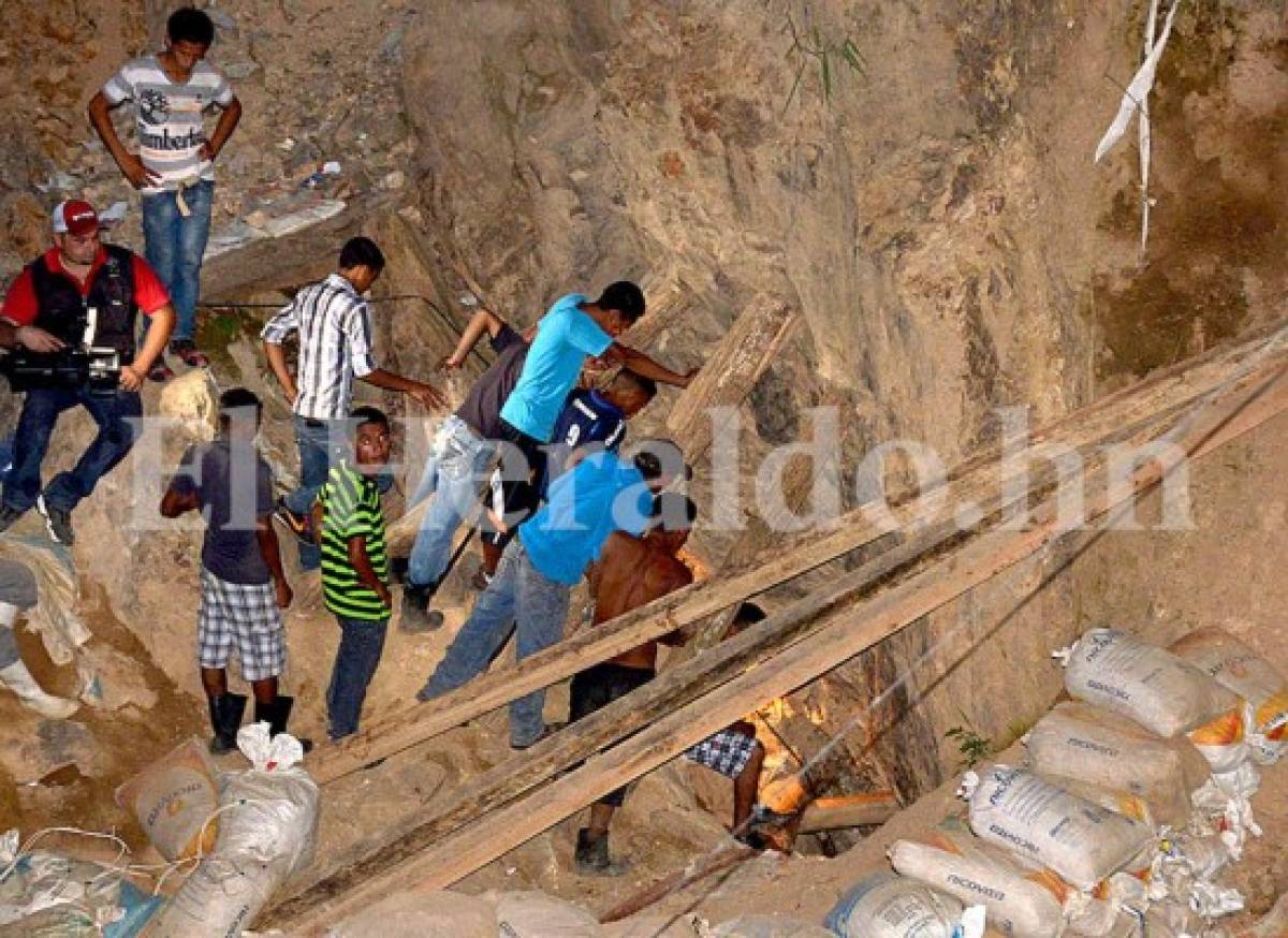 Ardua labor de rescate de mineros soterrados