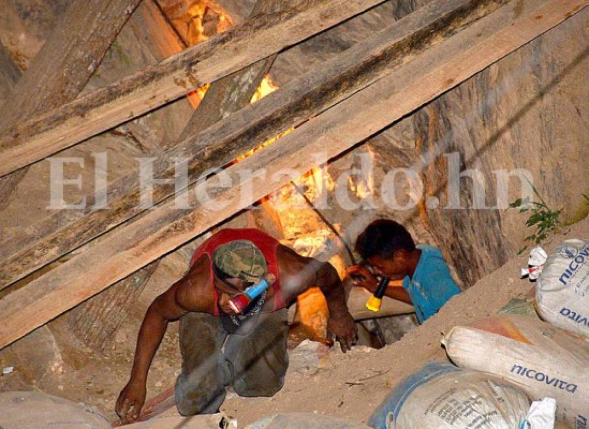 Ardua labor de rescate de mineros soterrados