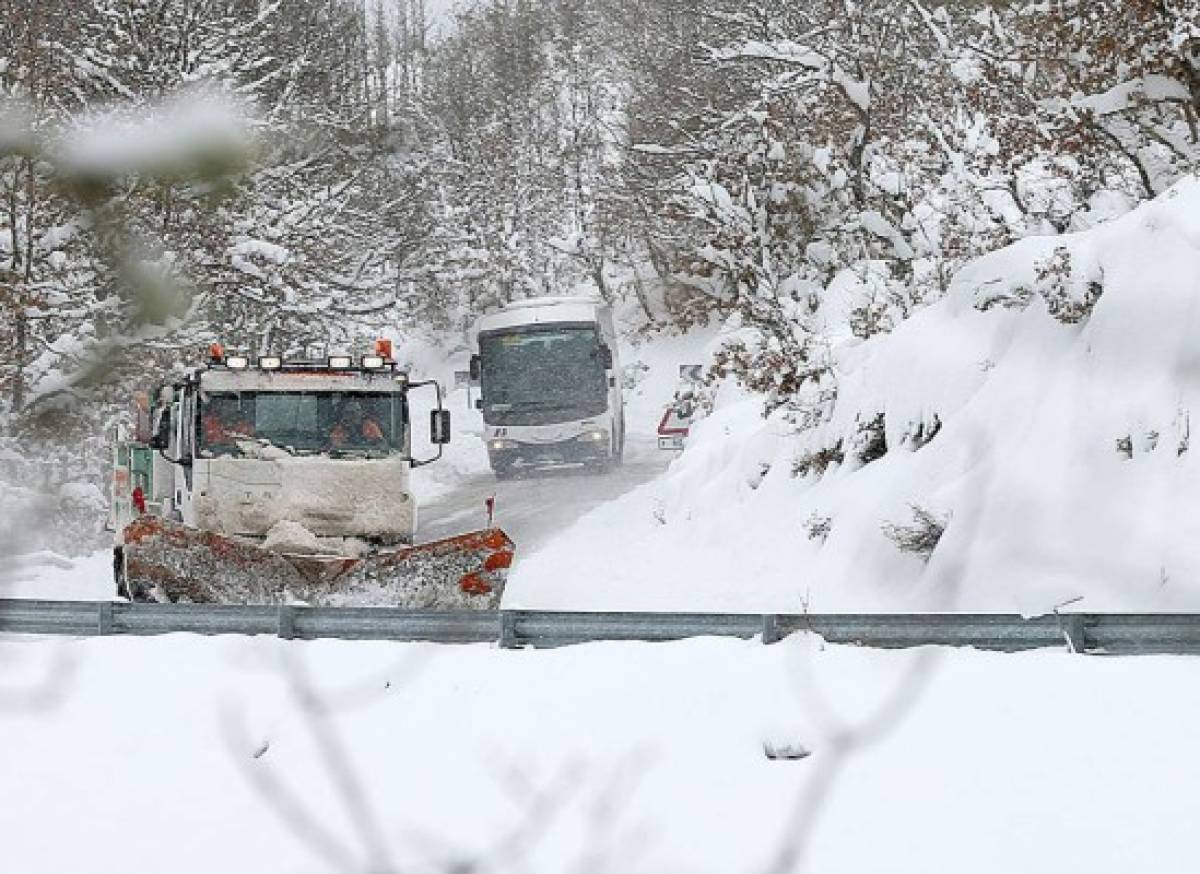 Viajeros todavía bloqueados por la nieve en España