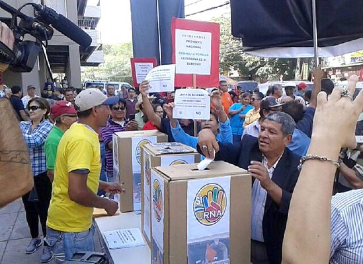 Exministros de Libre comparecen ante el MP