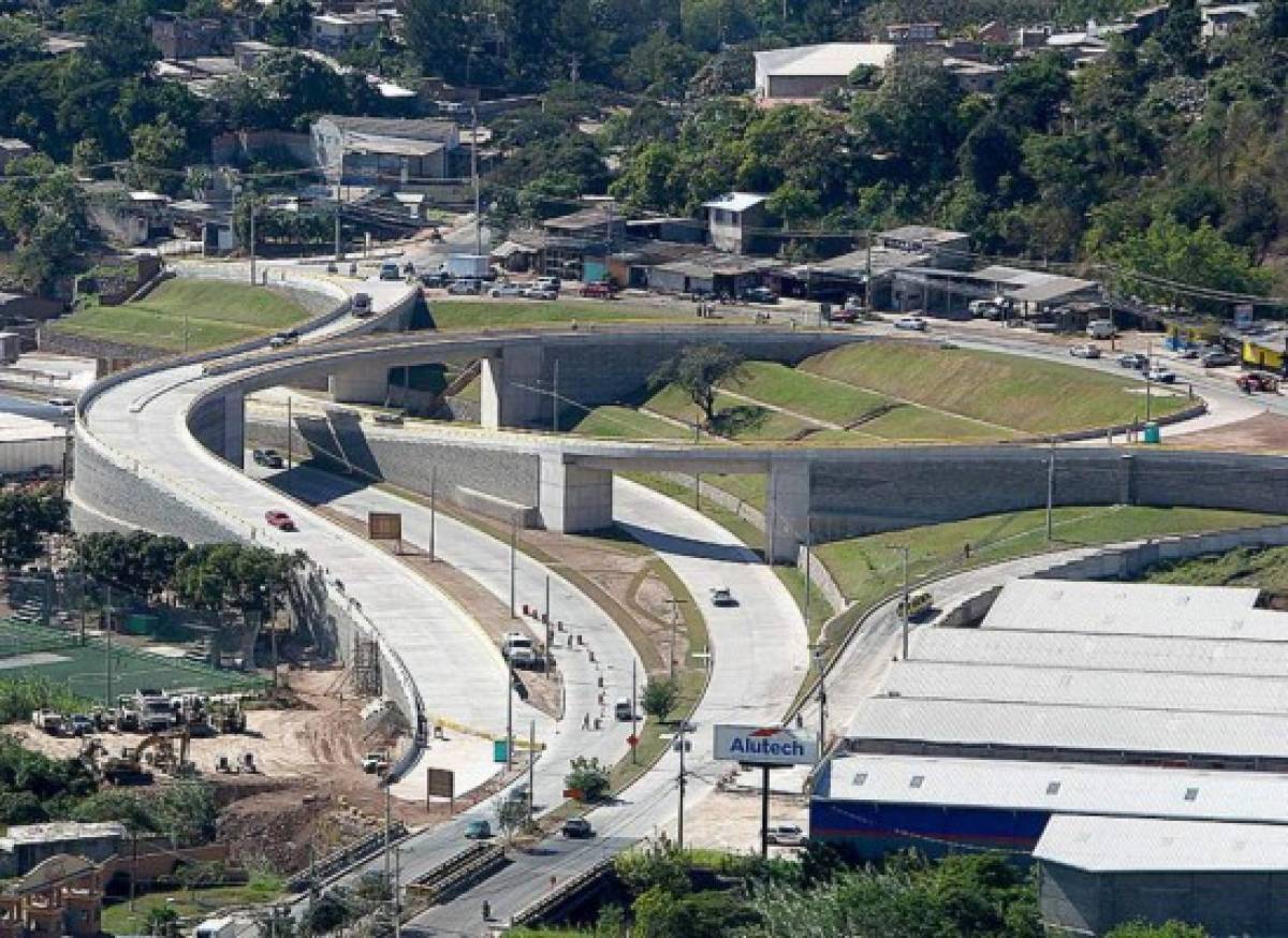 En esta obra en la salida a Valle de Ángeles se invirtieron 155 millones de lempiras. La foto data de finales del 2014 y a la fecha ya se finalizó la trocha del puente.