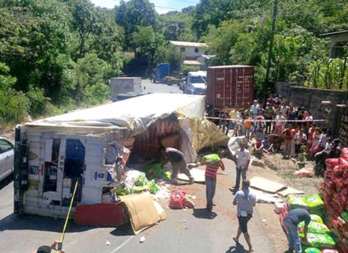 Dos rastras colisionan en carretera al sur de Honduras