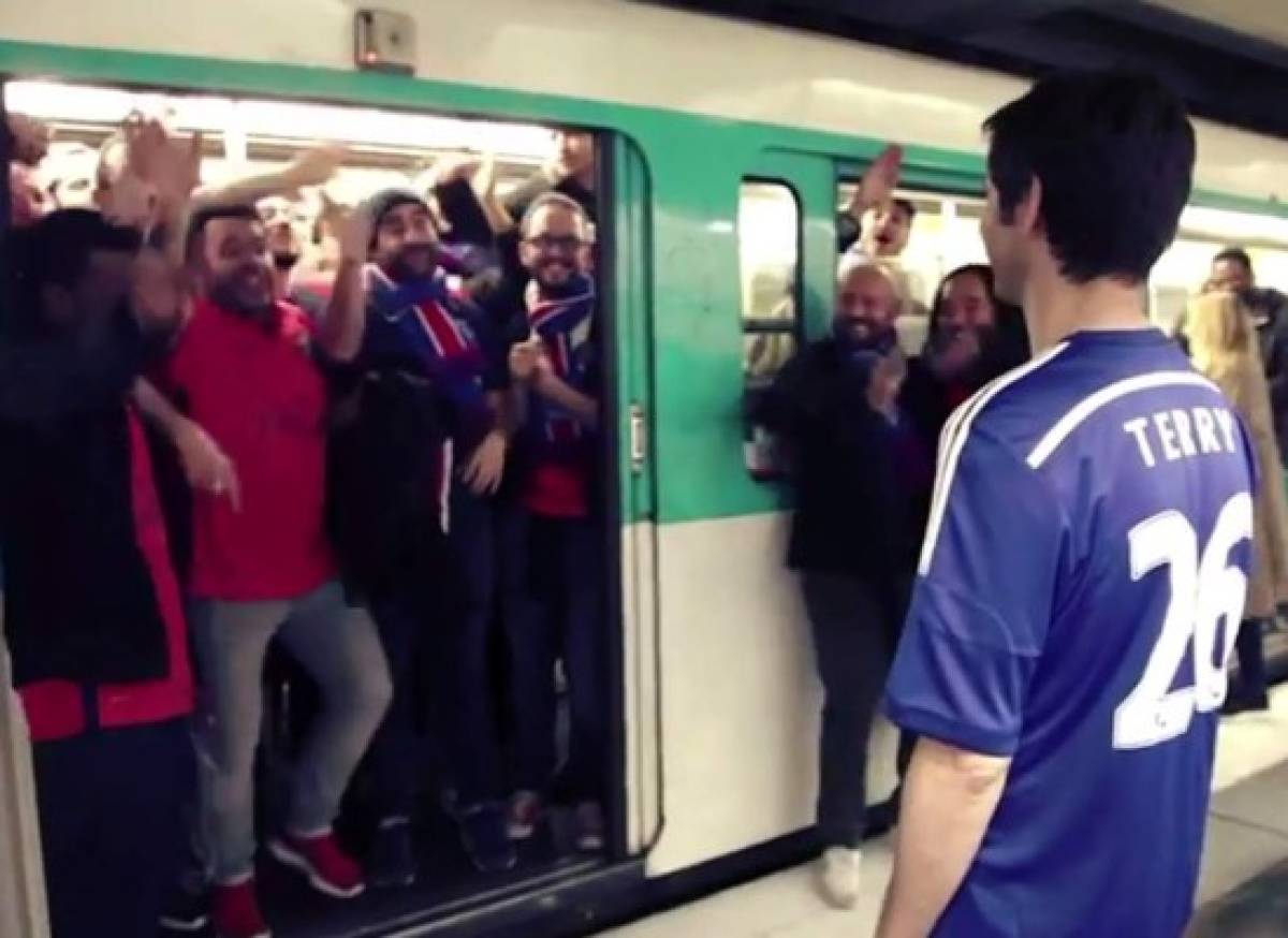 ¿Venganza? Hinchas del PSG parodiaron el acto racista de los fanáticos del Chelsea