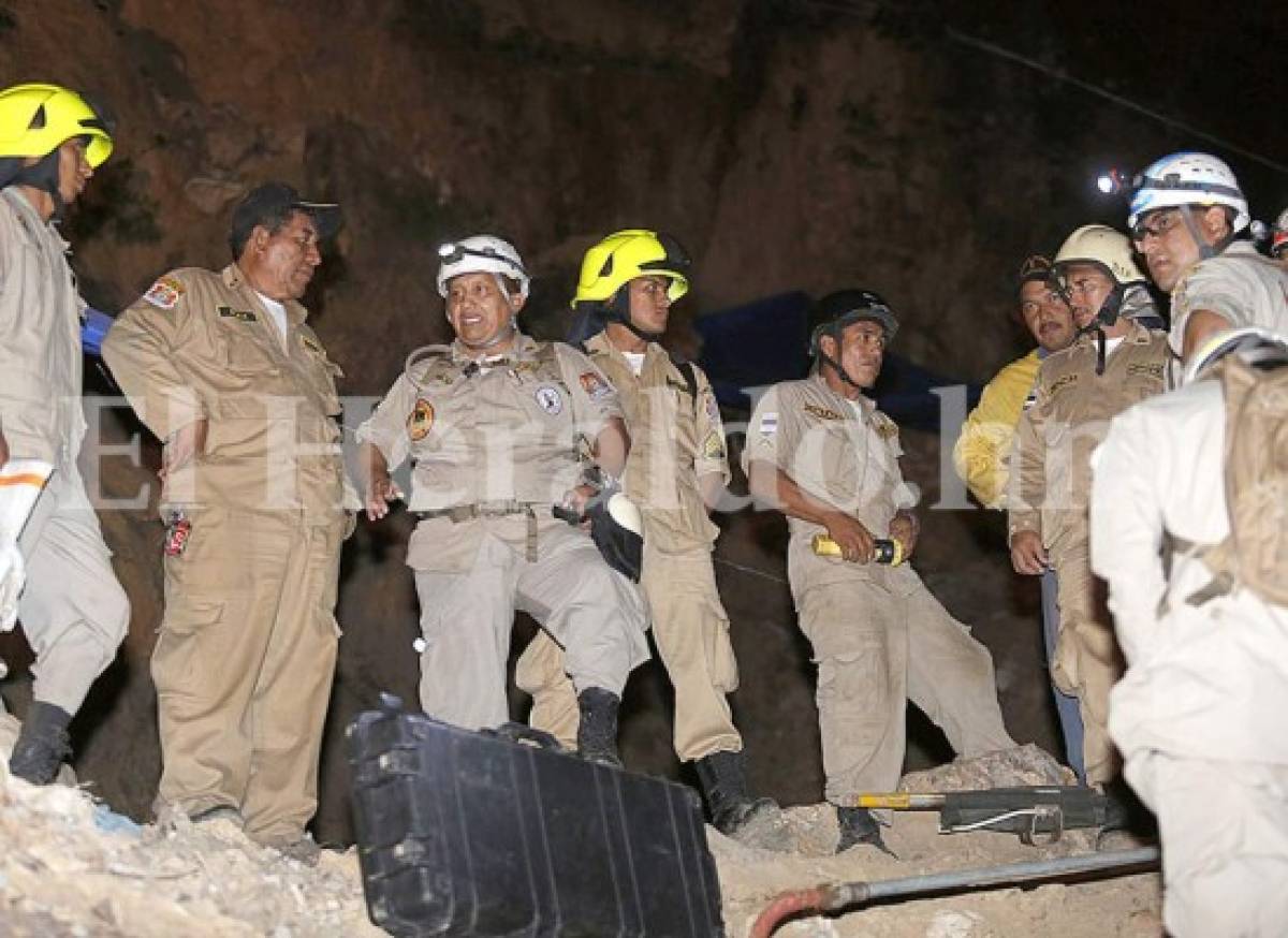 Ardua labor de rescate de mineros soterrados