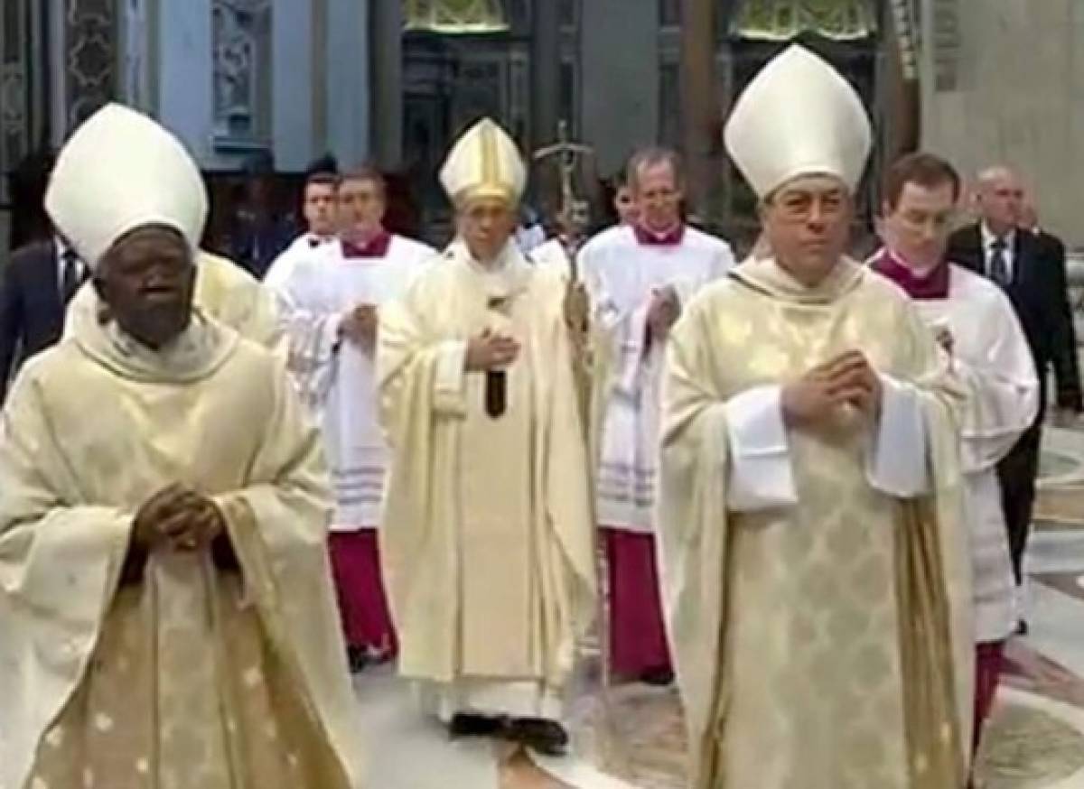 Cardenal hondureño oficia misa con el Papa