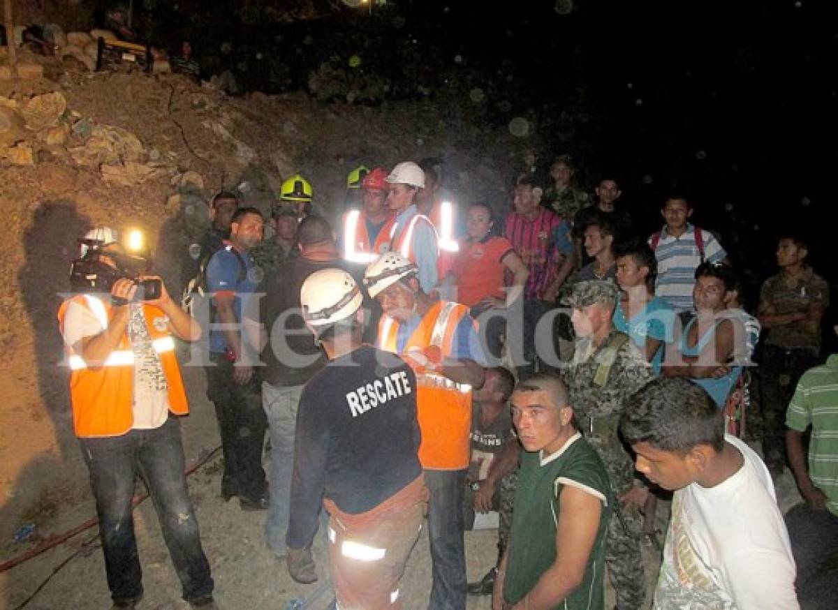 Ardua labor de rescate de mineros soterrados