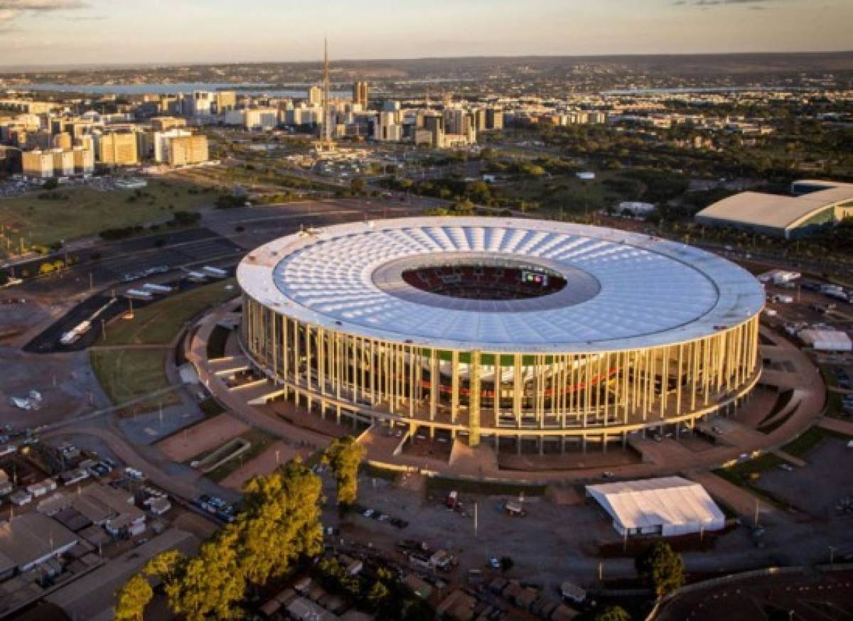 Estadio de Brasilia, usado como estacionamiento de buses un año después del Mundial