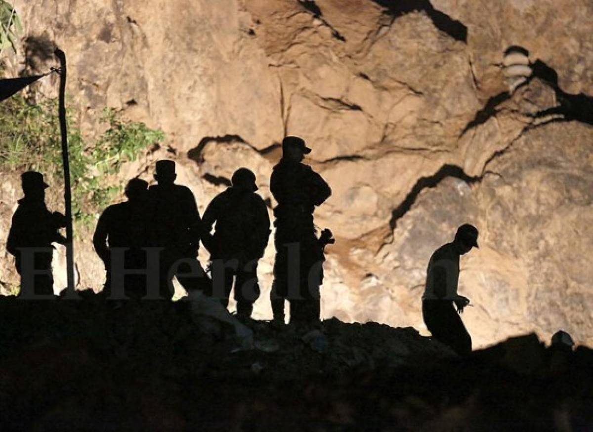 Ardua labor de rescate de mineros soterrados