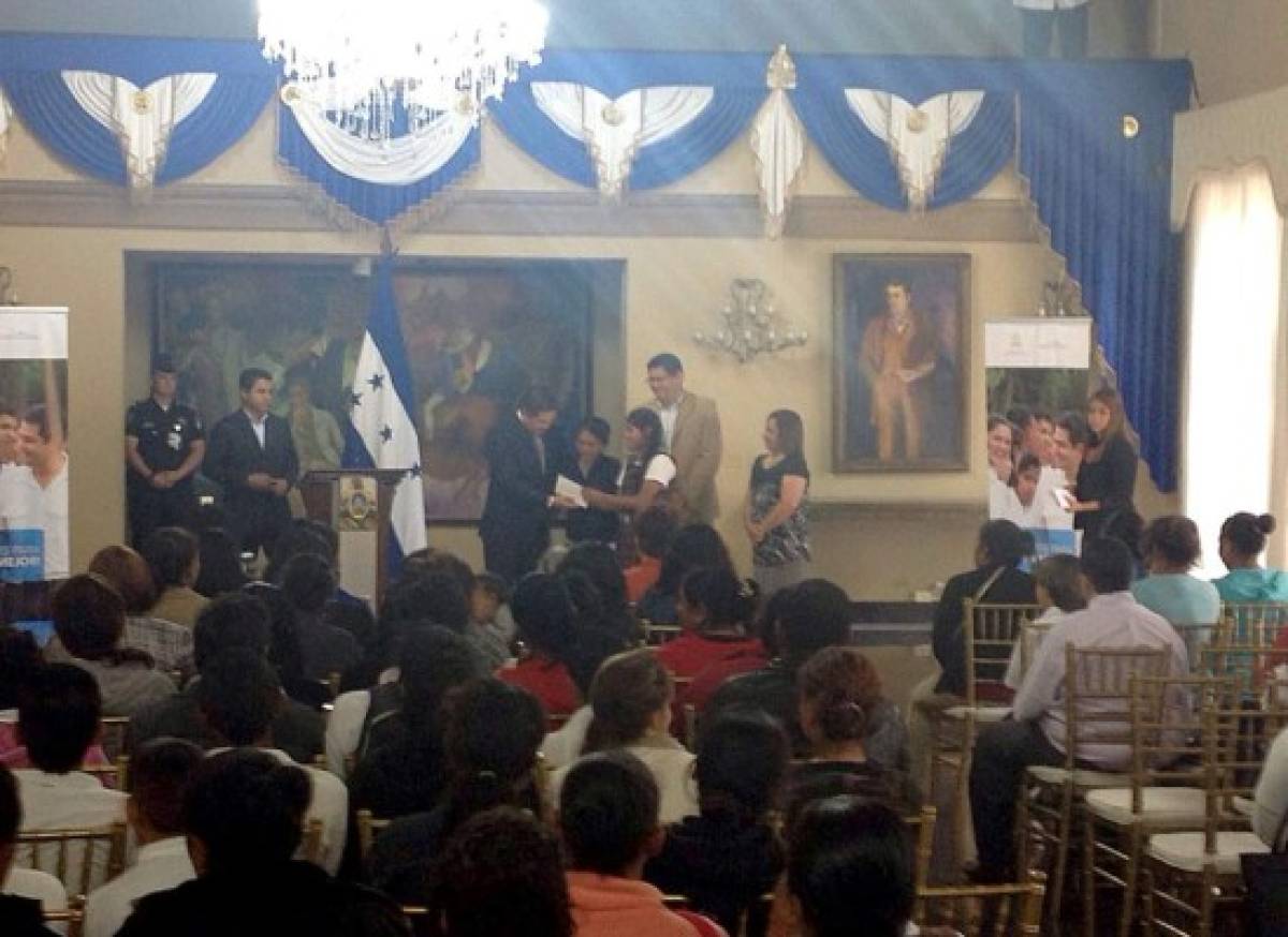 Presidente de Honduras entrega 300 becas