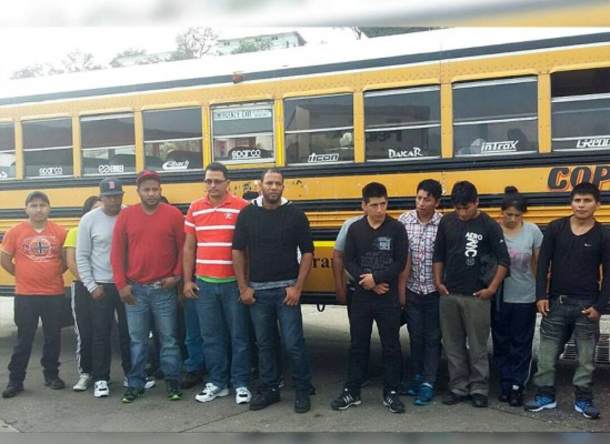 Detienen bus con 17 extranjeros indocumentados