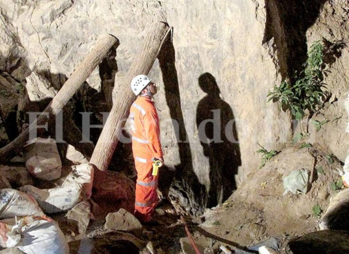 Ardua labor de rescate de mineros soterrados