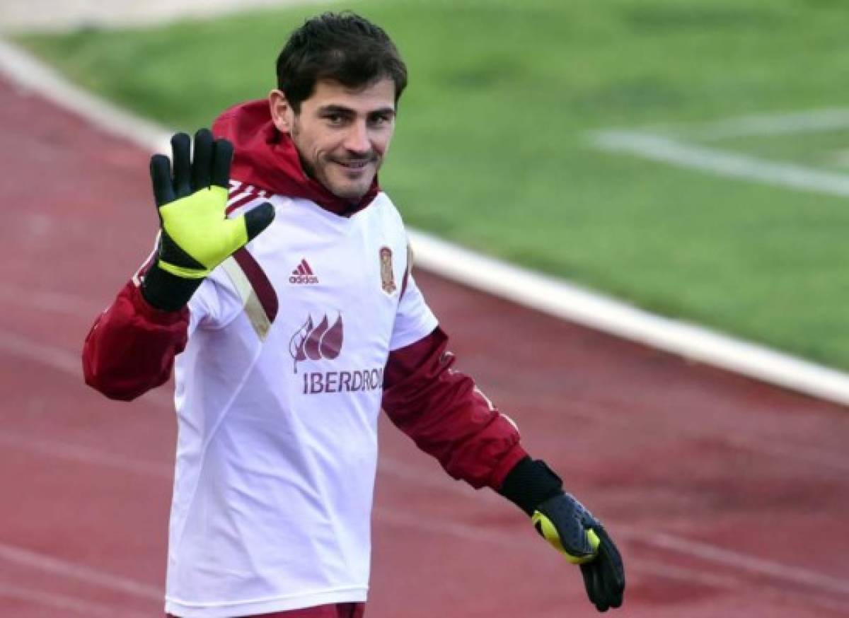 Iker Casillas bromea en Twitter sobre el parecido del 'doble de Messi' con Sergio Ramos