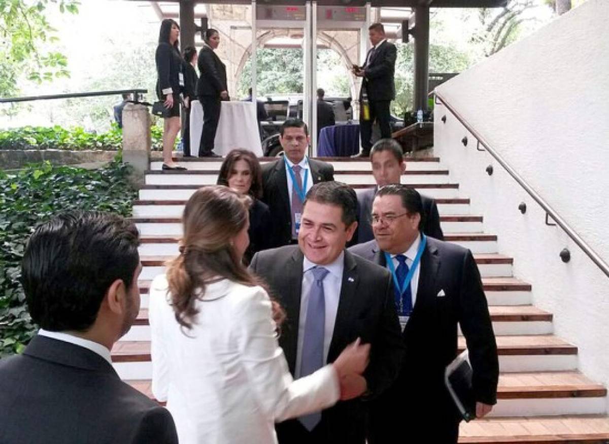 Presidente de Honduras asiste a cumbre del SICA en Guatemala