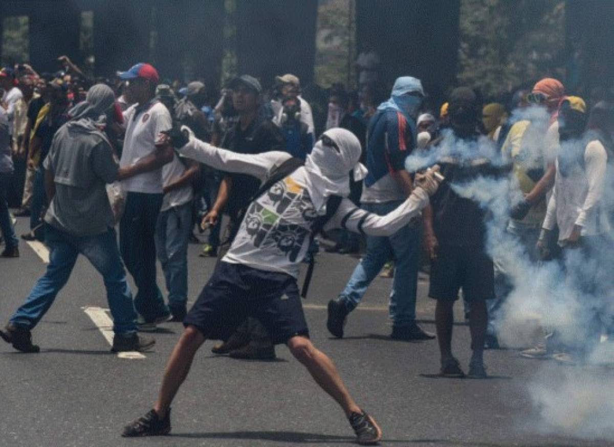 Oposición y chavismo se miden en megamarchas bajo alta tensión en Venezuela