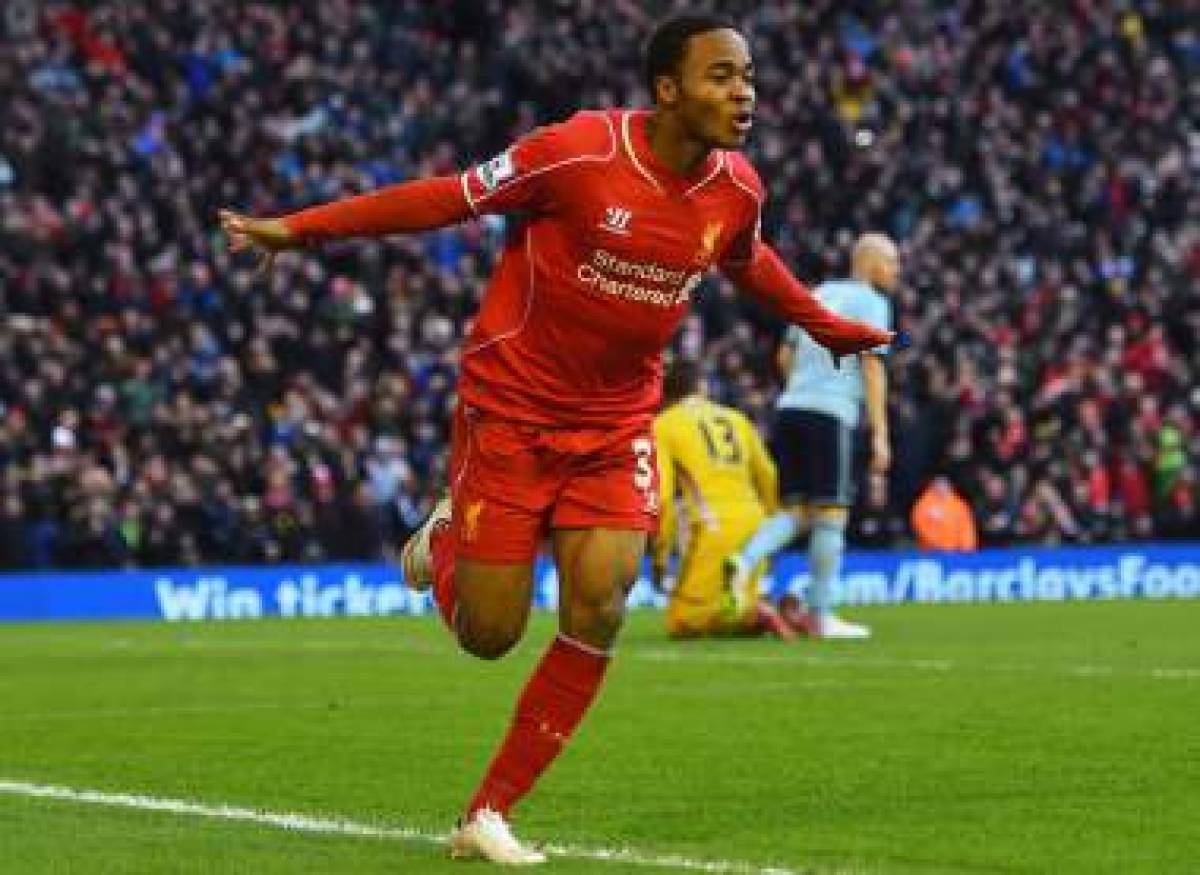 Raheem Sterling juega como extremo en el Liverpool.