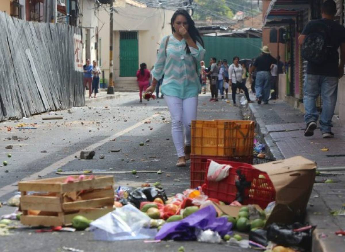 ﻿Heridos y mercancía dañada deja pleito entre vendedores y policías en la capital