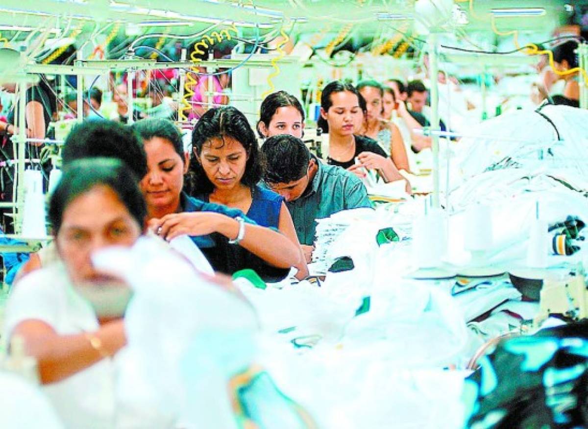 Empleados trabajando en Maquila Handoll 1, fabrica de camisetas, S.P.S. 27 Julio 2005