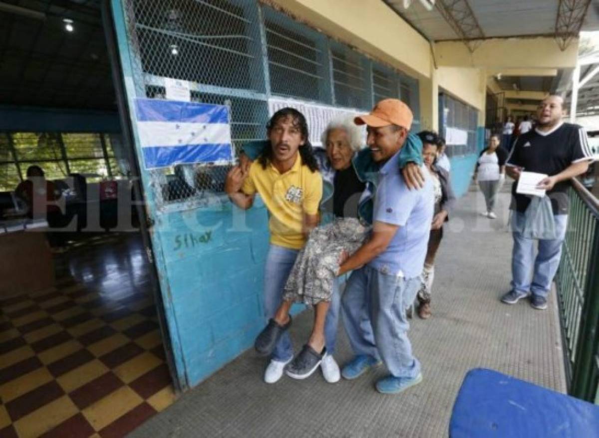 Abuelitos hondureños ejercen su derecho a votar