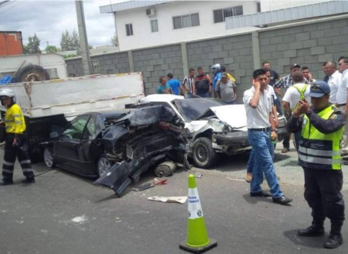 Un muerto y cinco vehículos impactados en un accidente