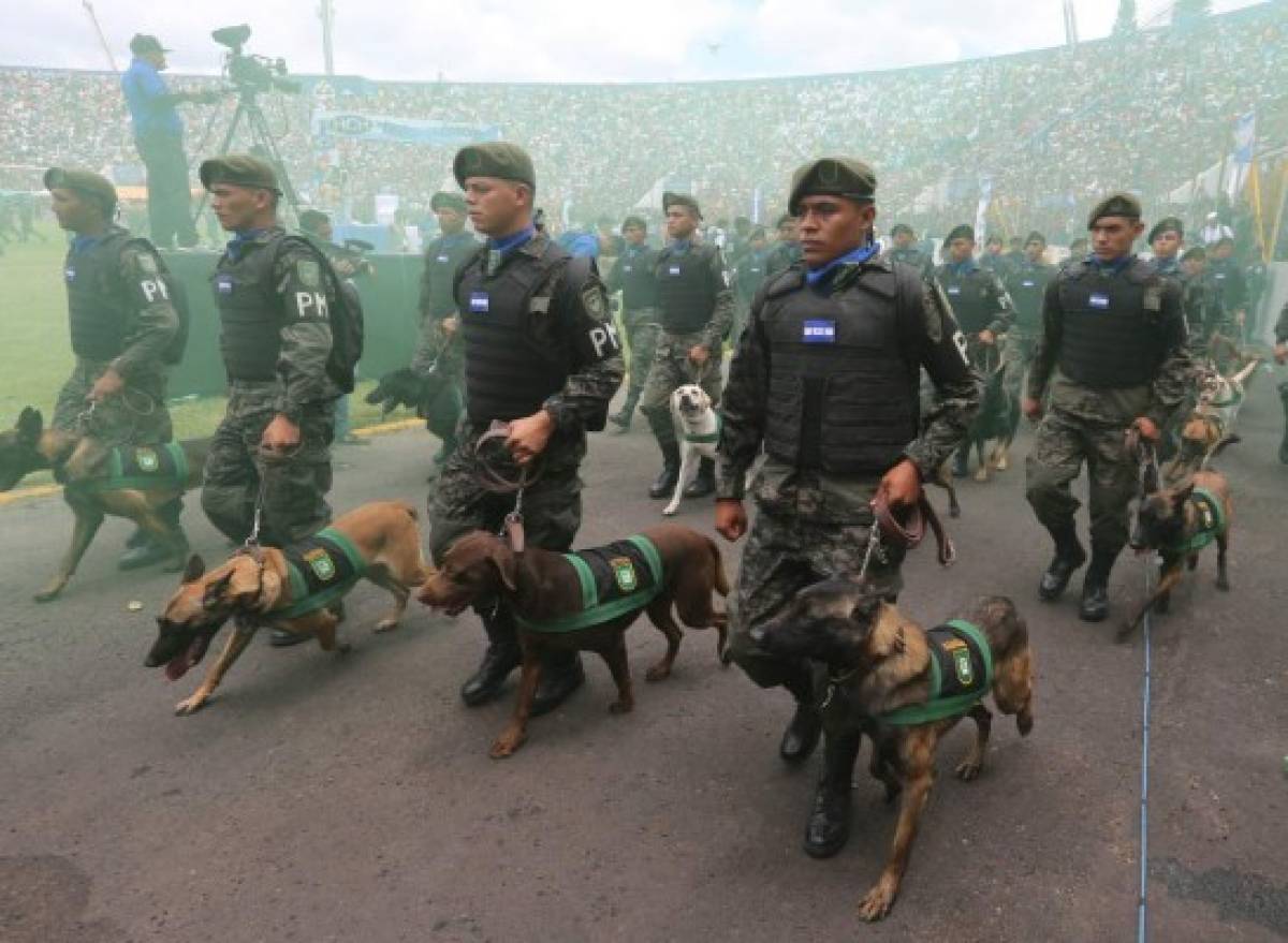 Espectáculo militar puso a vibrar el estadio