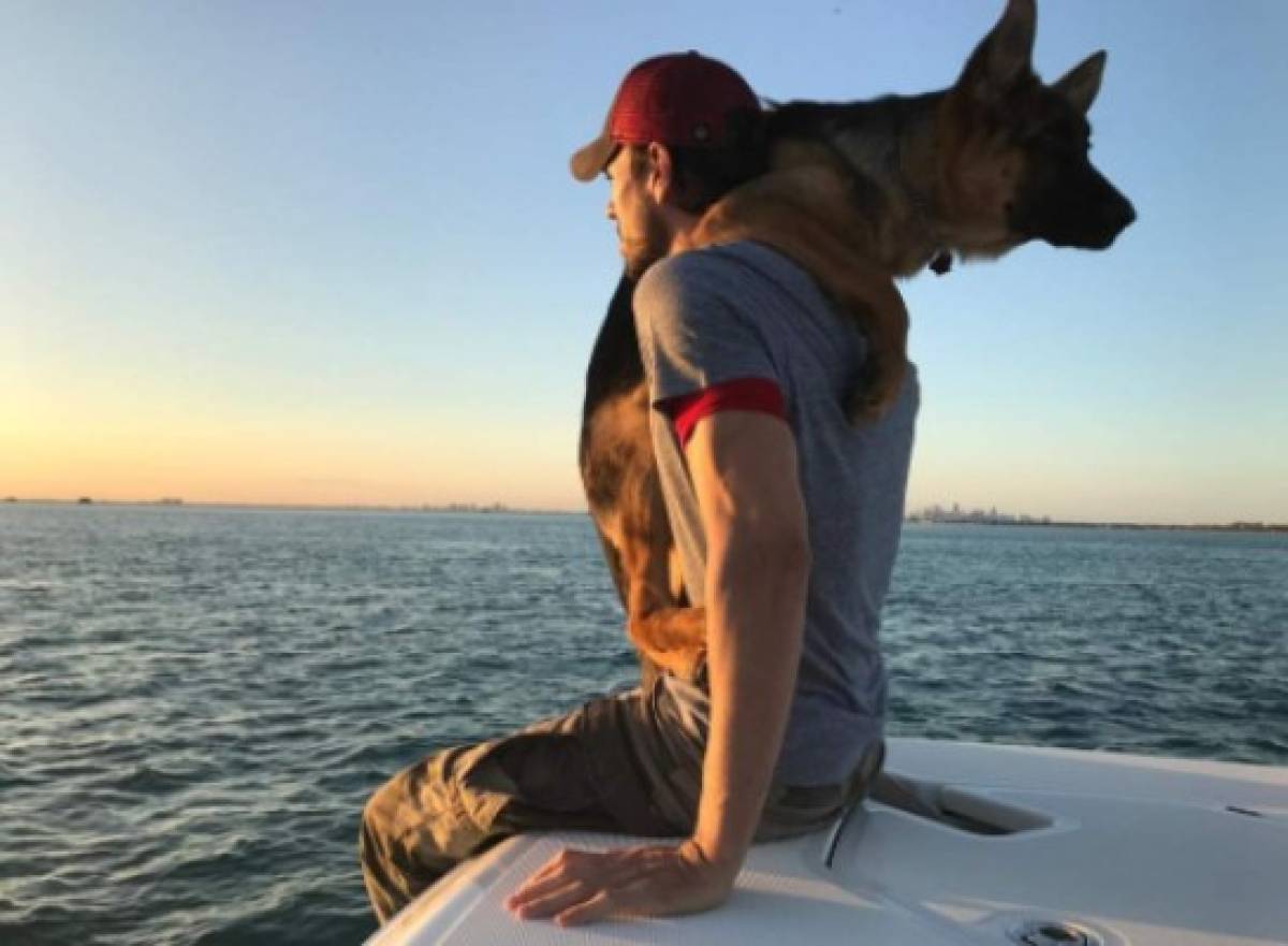 Video: Perro hace pasar penoso momento a Enrique Iglesias durante ensayo