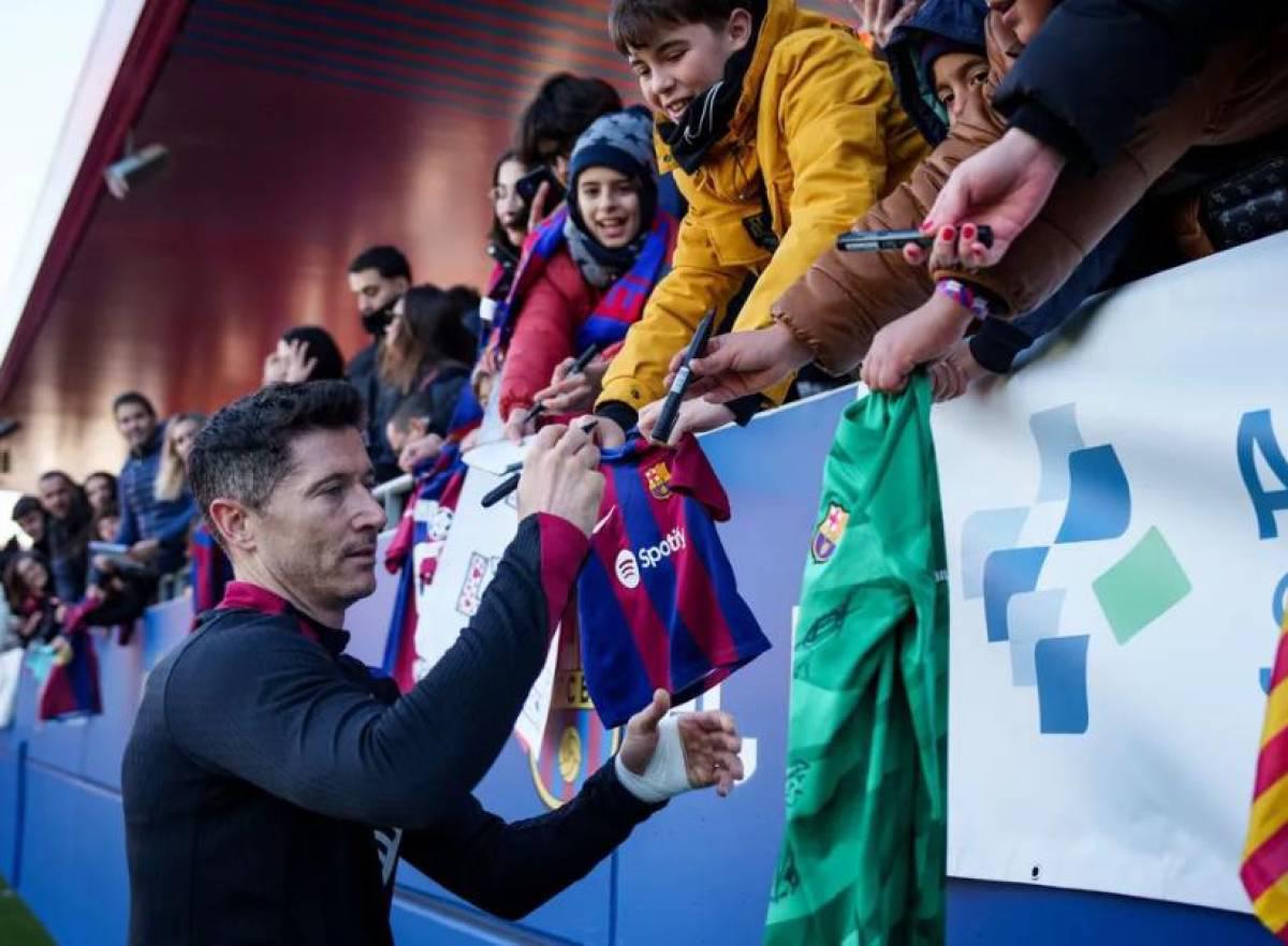 Barcelona abre las puertas en entrenamiento y llegan miles de aficionados