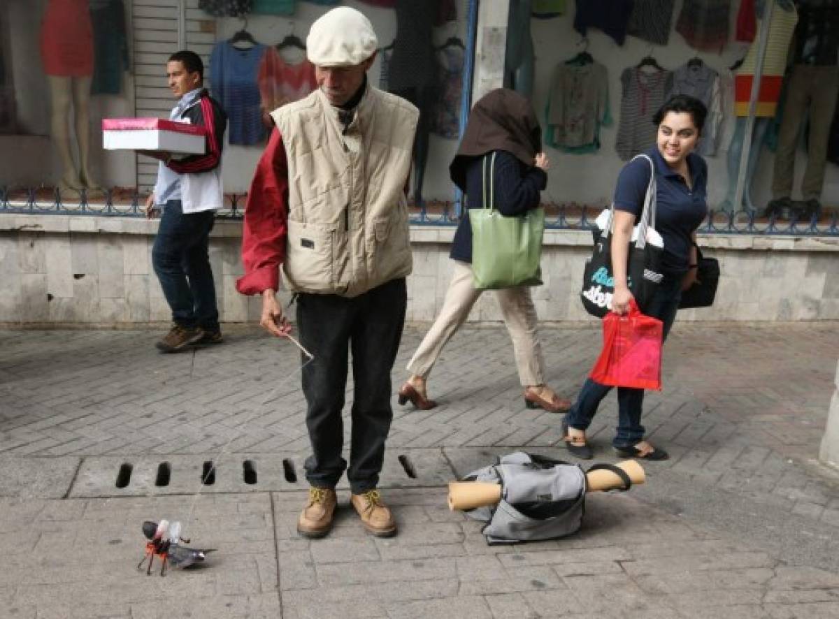 Don Altamirano, el hondureño que sobrevive jugando con el papel