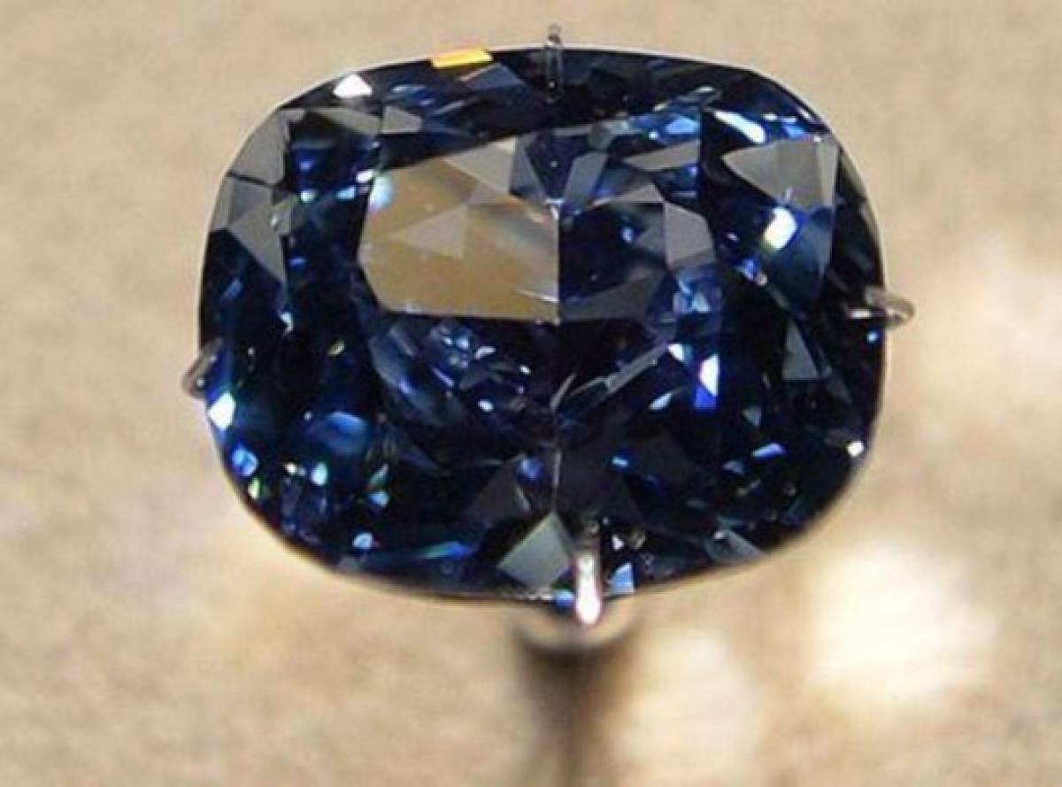 Subastan raro diamante azul por 48,5 millones de dólares