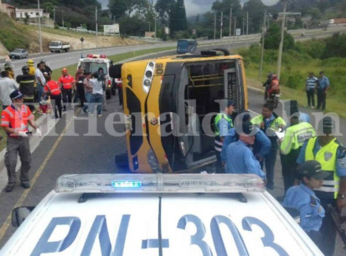 Varios heridos tras volcamiento de bus en la salida al norte de Honduras