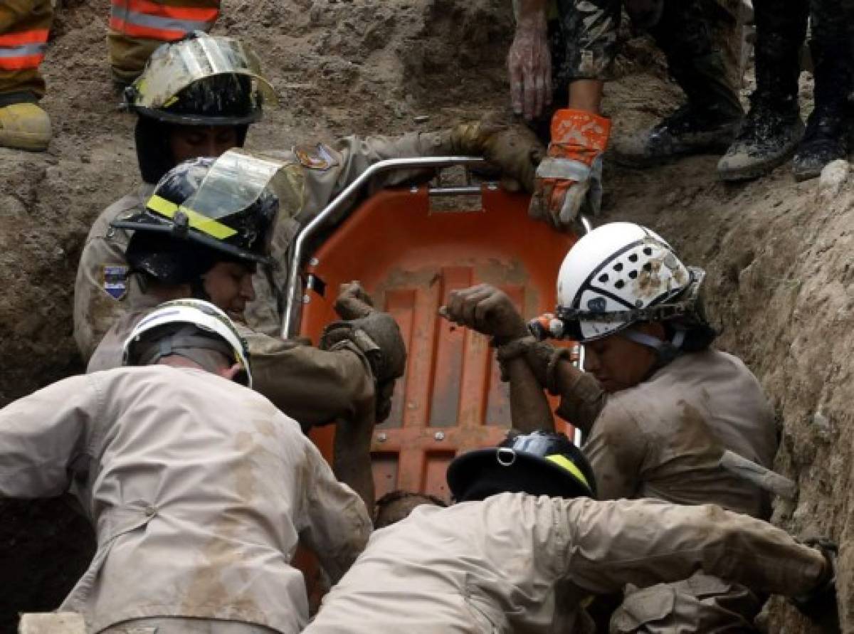 El cuerpo sin vida de Franklin Arias es cargado por elementos del Cuerpo de Bomberos.