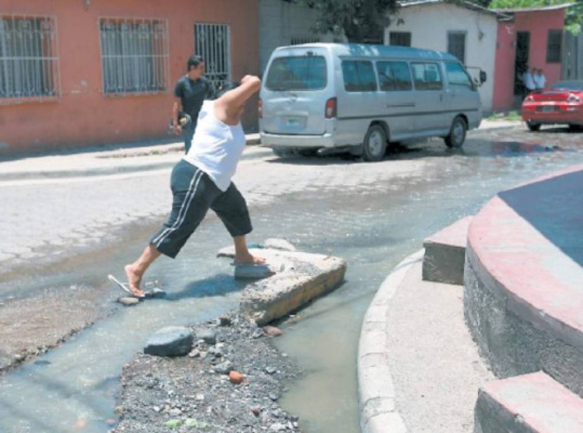 ¿Cómo denunciar ante el SANAA las tuberías de aguas potables y negras en mal estado?