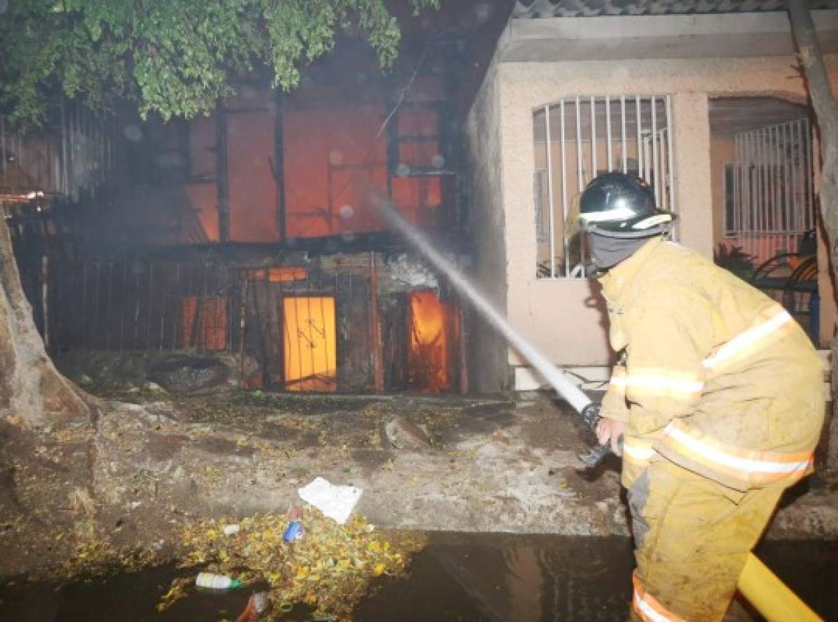 Incendio de grandes proporciones consume cuarterías en la capital