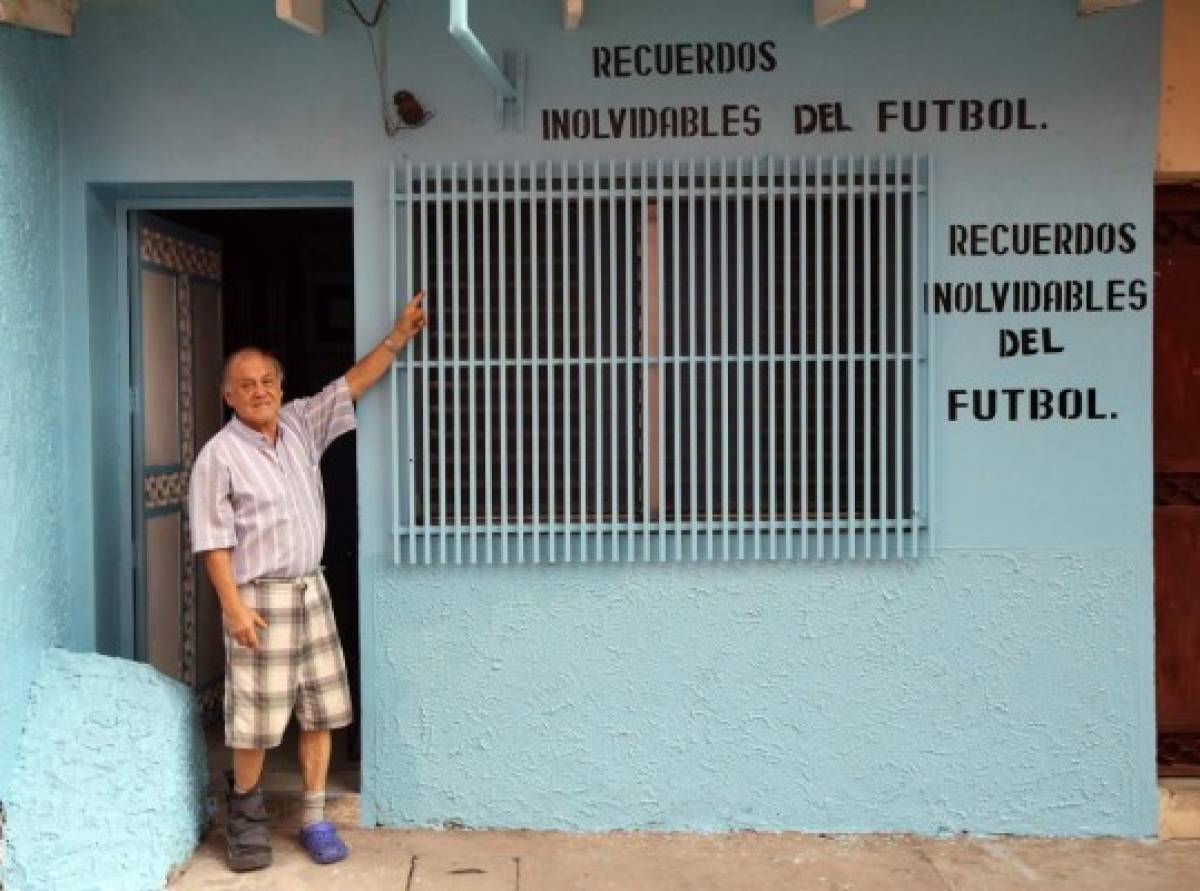 El Maestro hace realidad su sueño y abre su negocio de suvenires...