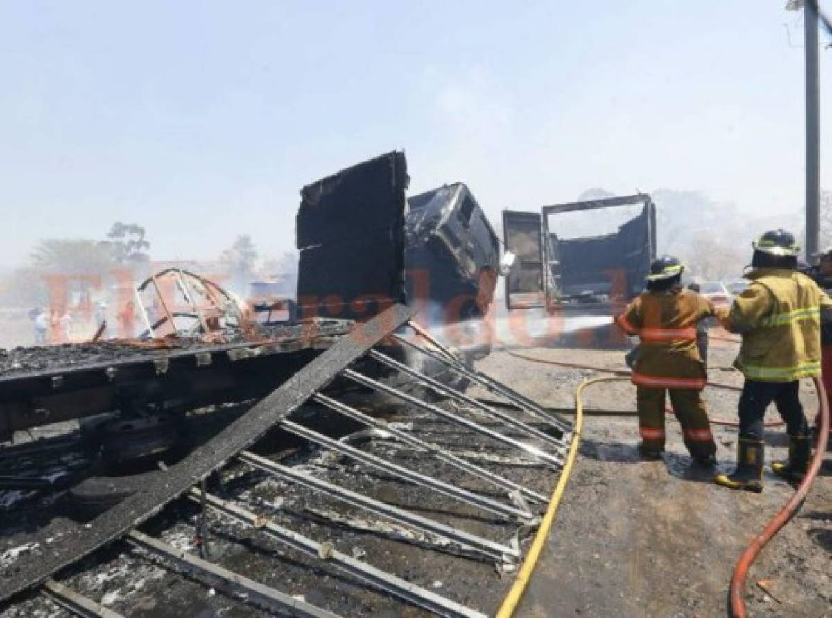 Voraz incendio arrasa con al menos 15 vehículos en colonia Altos de la Peña de la capital