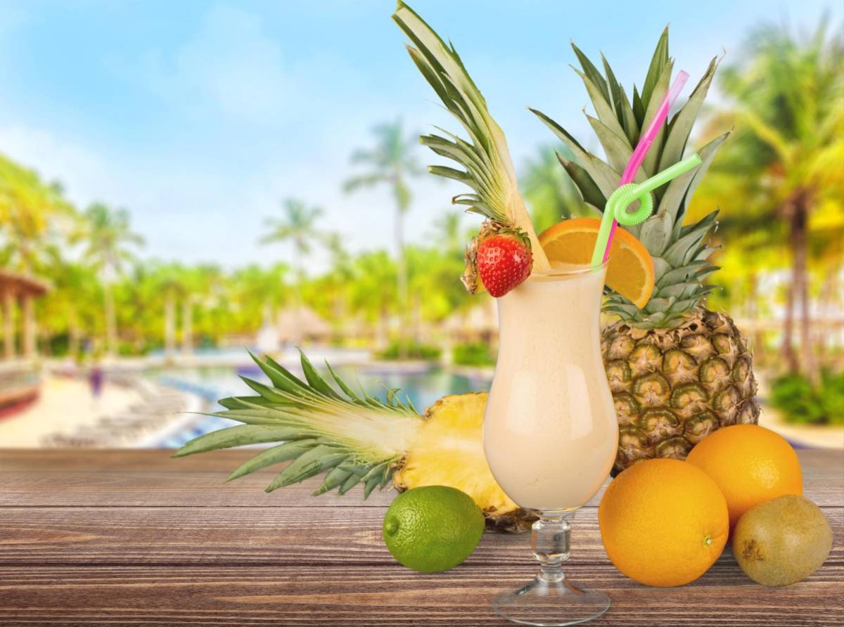 Una piña colada es un cóctel delicioso y muy refrescante en verano.