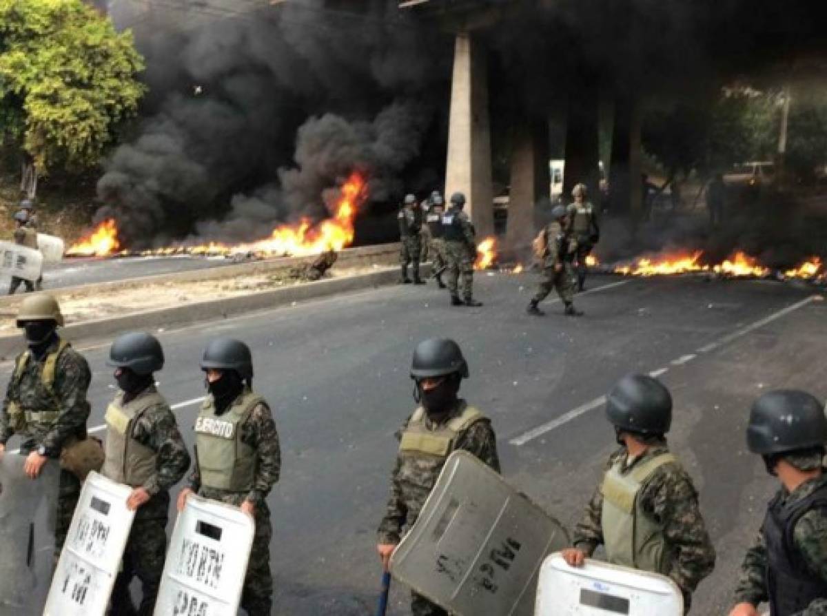 Militares habilitan el bulevar Fuerzas Armadas tras tomas por simpatizantes de la Alianza