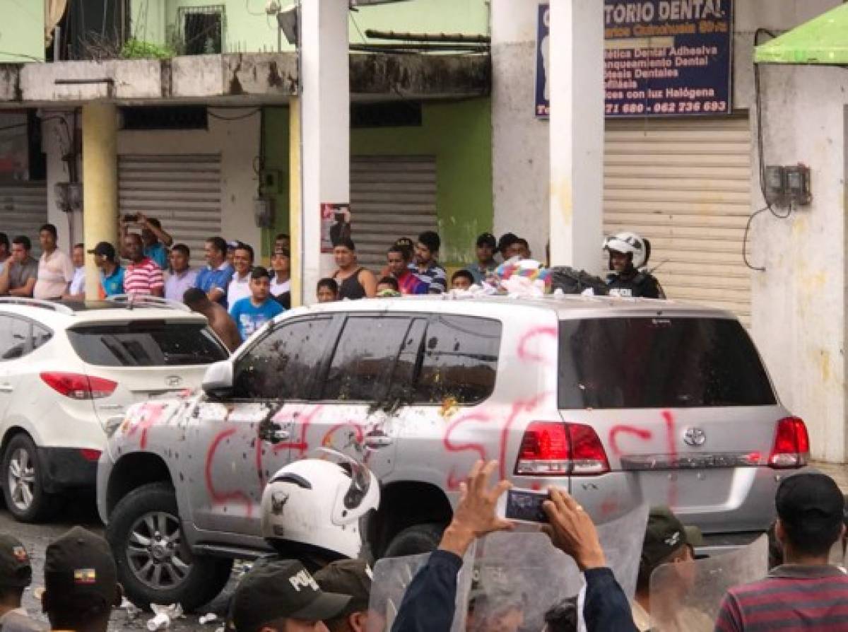 El expresidente Rafael Correa es acorralado dentro de una radio por manifestantes