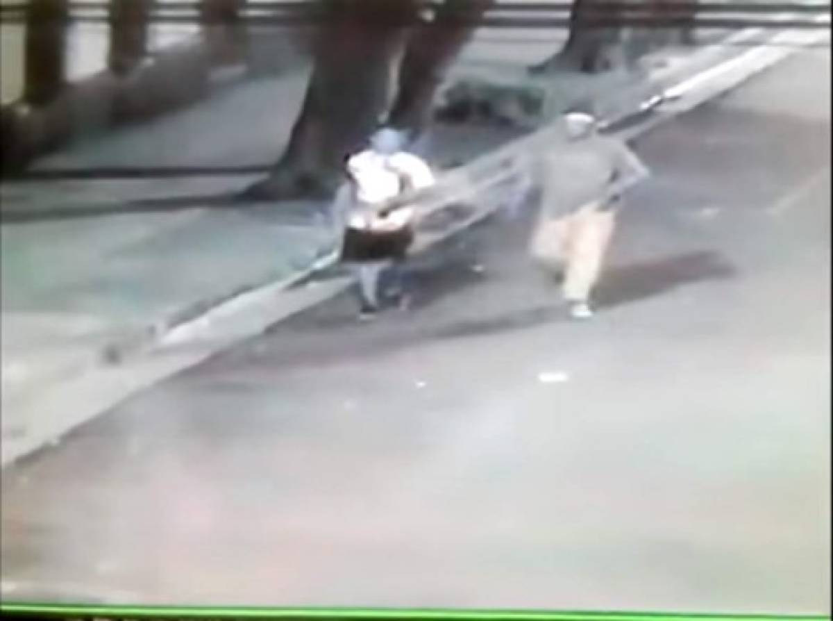 Video: Delincuentes son grabados asaltando a hombre en silla de ruedas