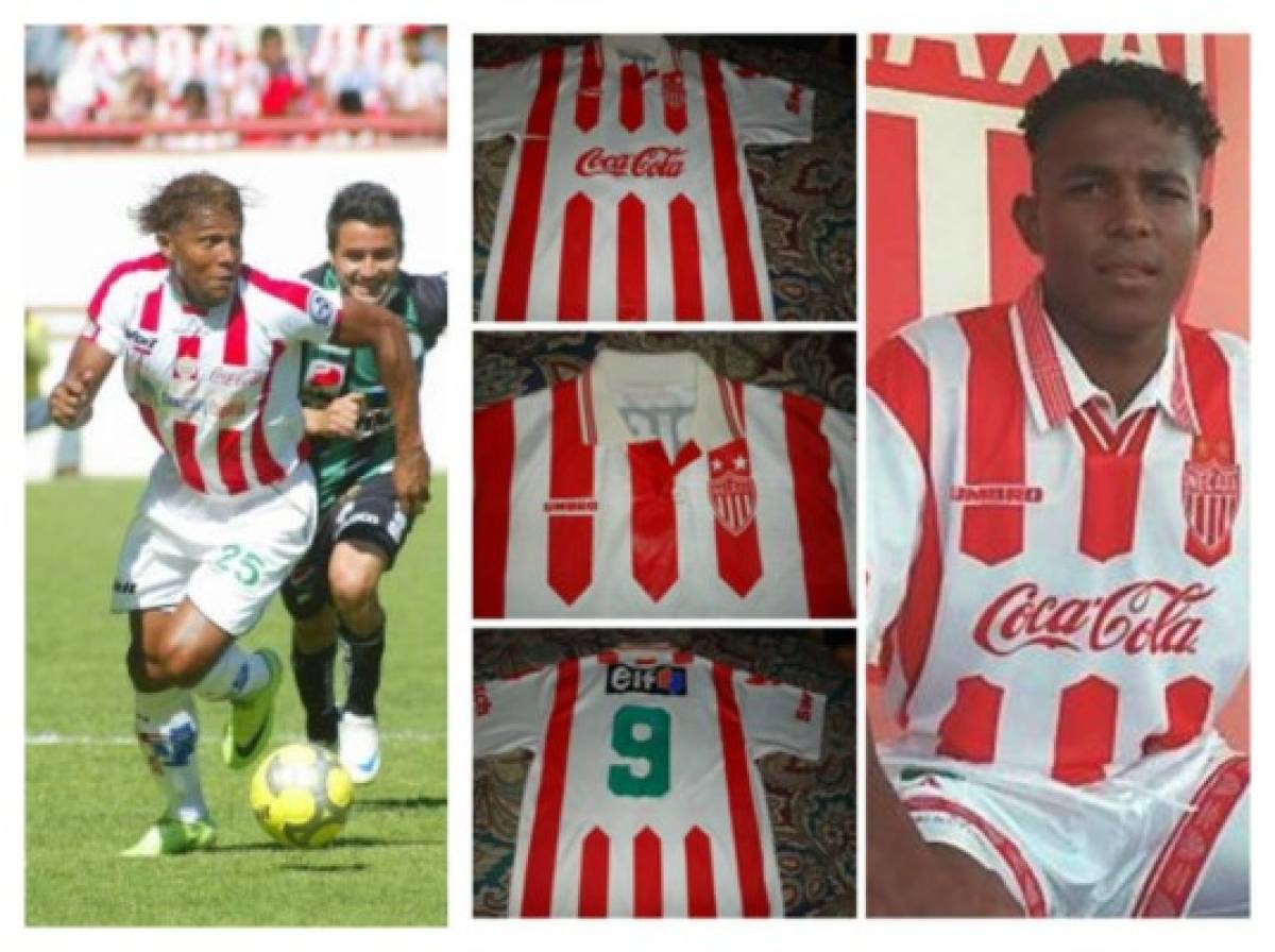 Carlos Pavón en imágenes cuando fue jugador del Necaxa en los 90 y finales de 2009.