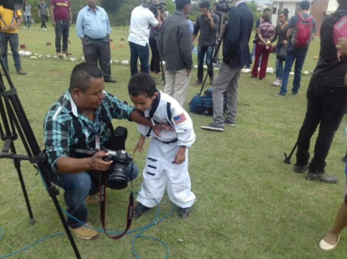 Las personas que acudieron al lugar tuvieron la oportunidad de ver el eclipse solar bajo las medidas de seguridad correspondientes.