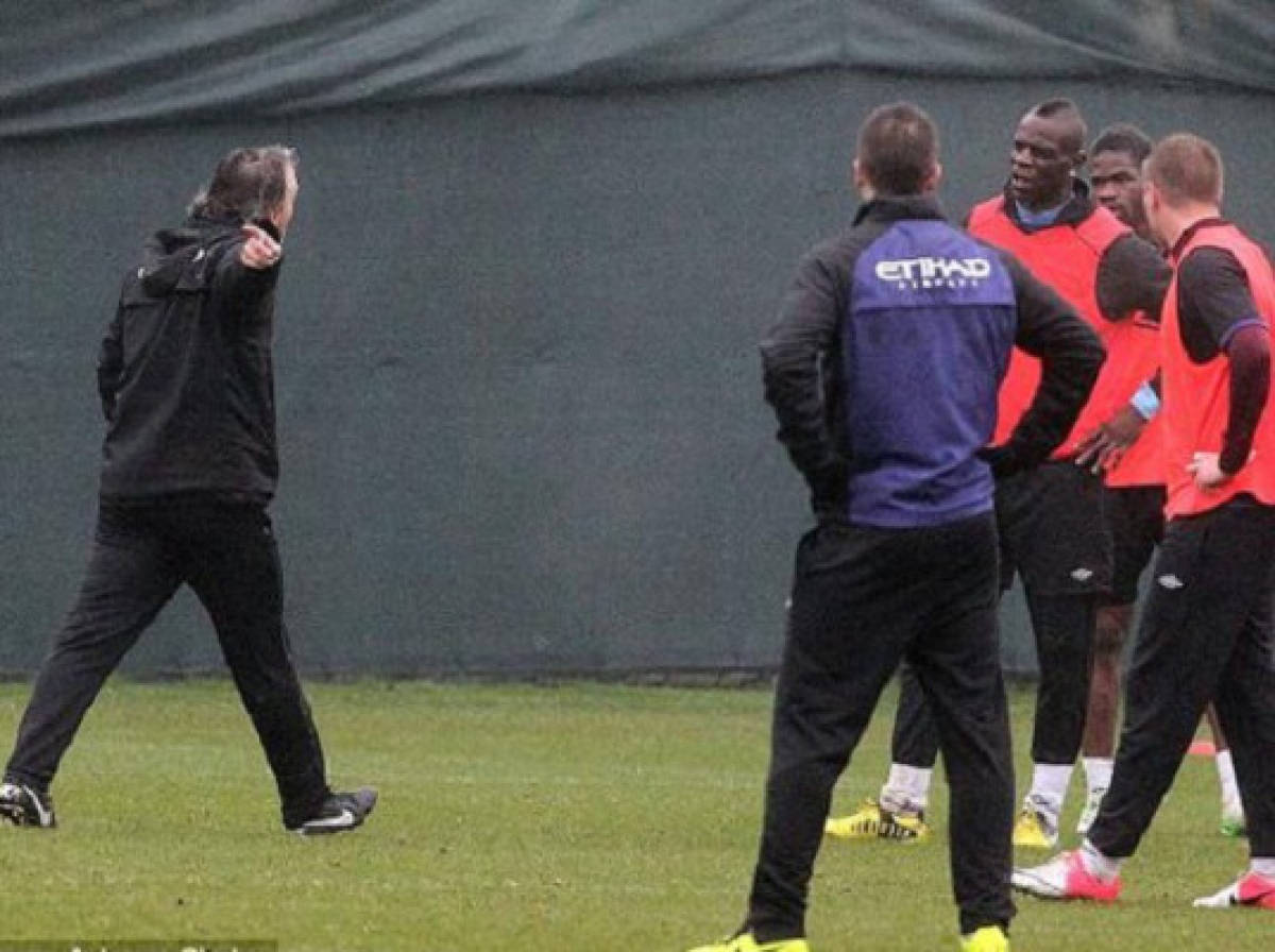 Mancini zarandea a Balotelli en entrenamiento del Manchester City