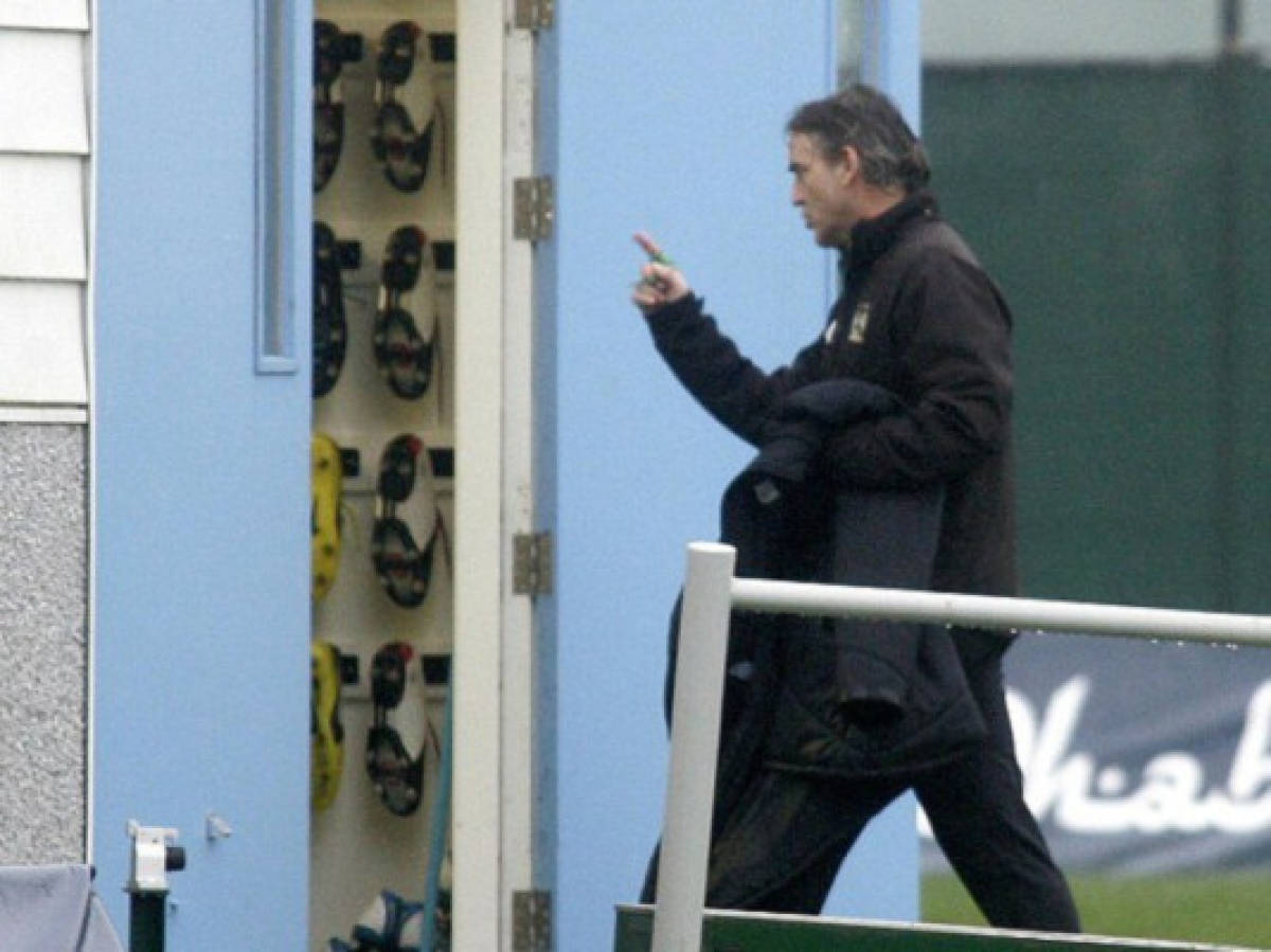 Mancini zarandea a Balotelli en entrenamiento del Manchester City