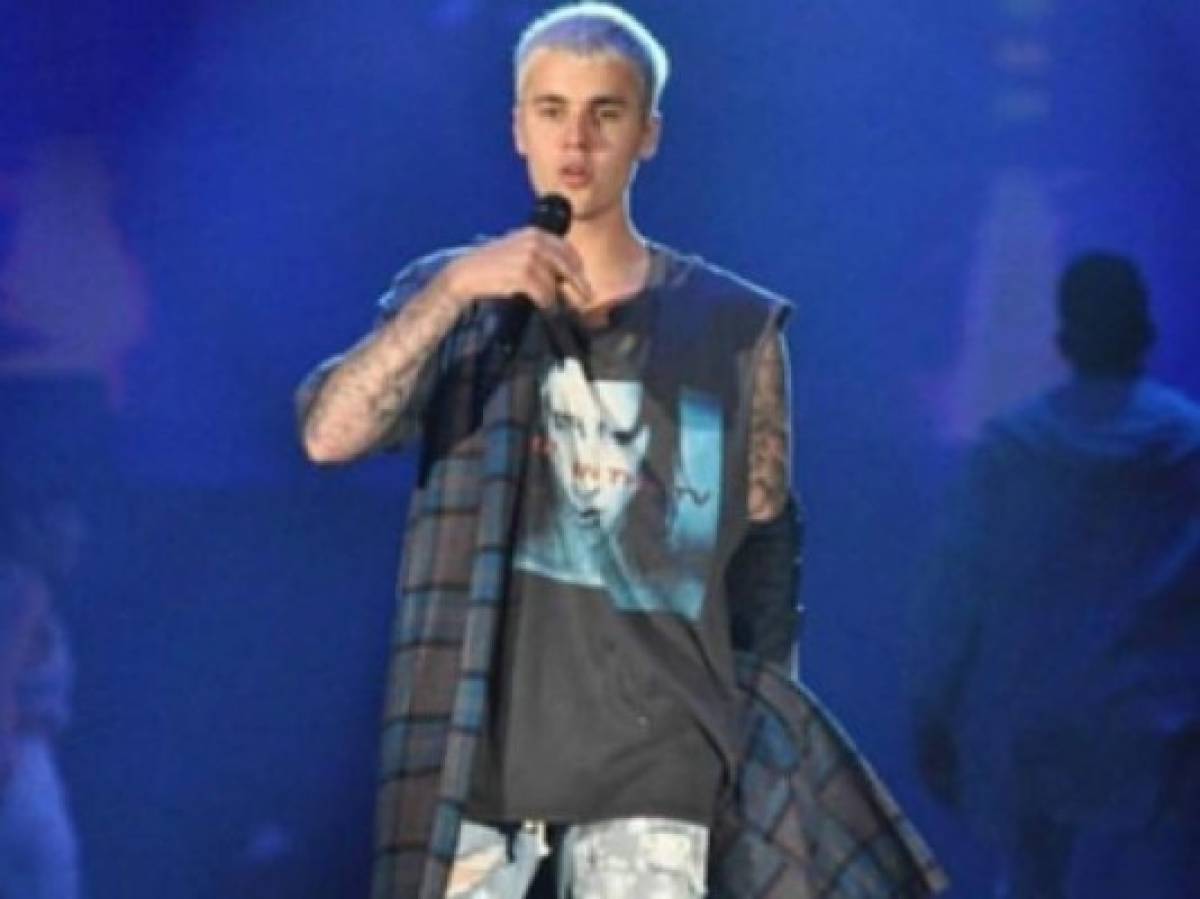 Justin Bieber sufre tremendo deslizón en escenario