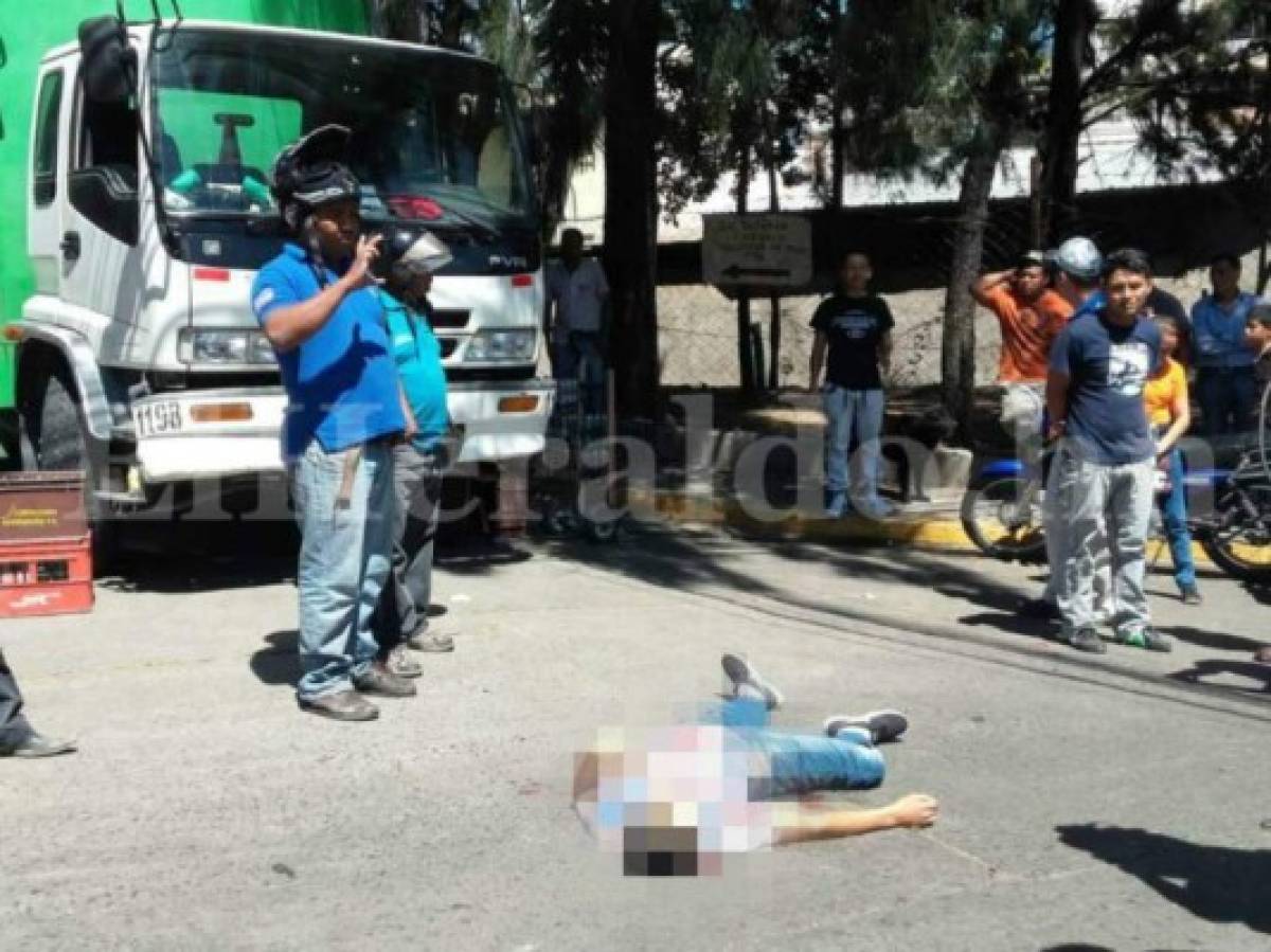 Jefe de seguridad y presunto delincuente mueren durante enfrentamiento tras asalto a camión repartidor.