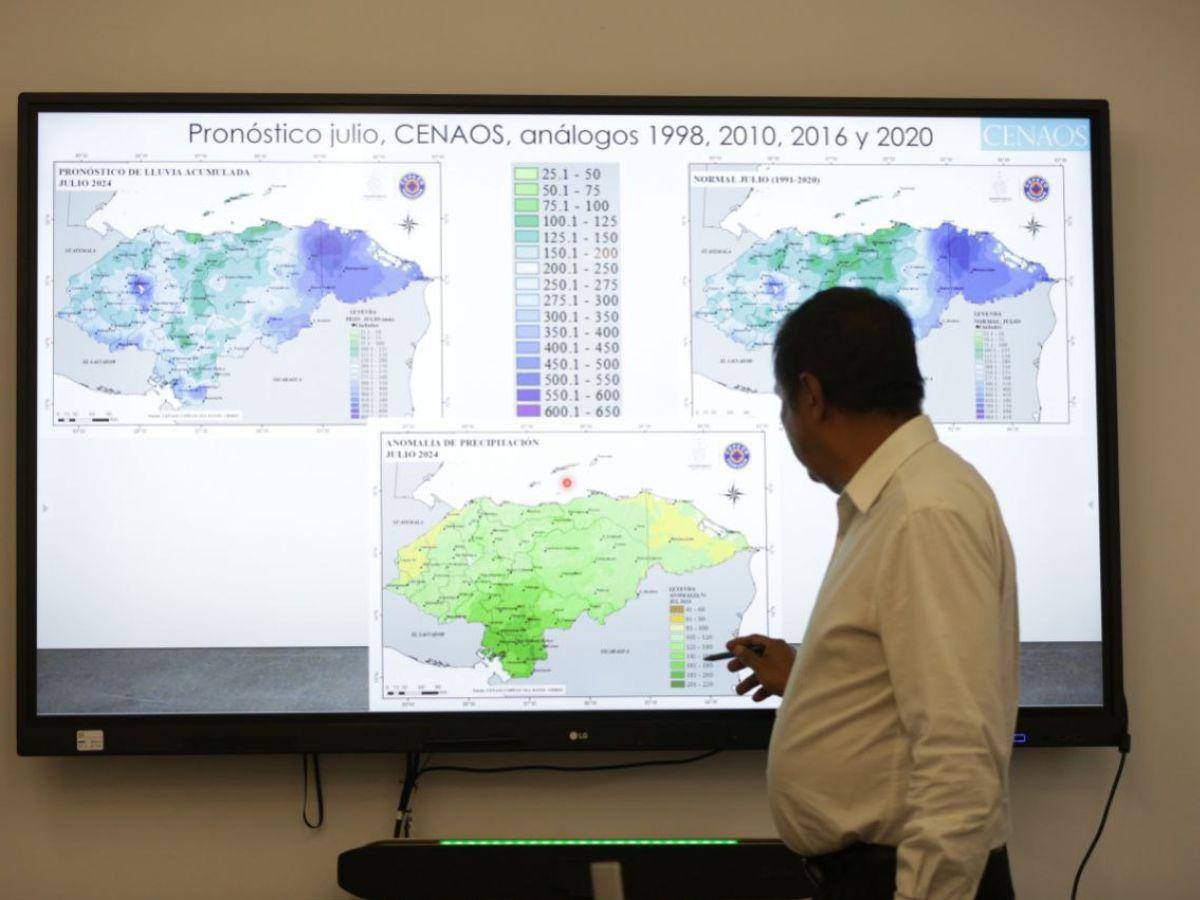 $!El experto en meteorología, Francisco Argeñal, advirtió que se viene una temporada altamente lluviosa en todo el país.