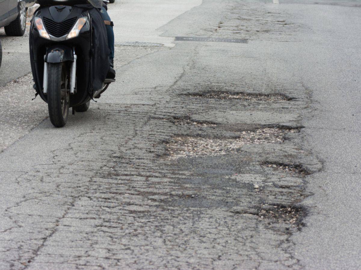 $!Caer recurrentemente en los baches afecta la vida útil de las llantas de su moto.